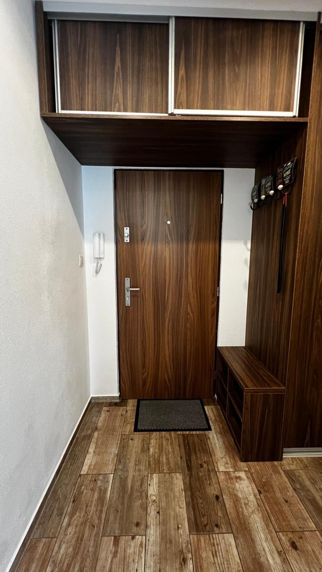 Industrial Apartment I 24Hr Self Check-In I Free Parking & Coffee Banská Bystrica Eksteriør bilde